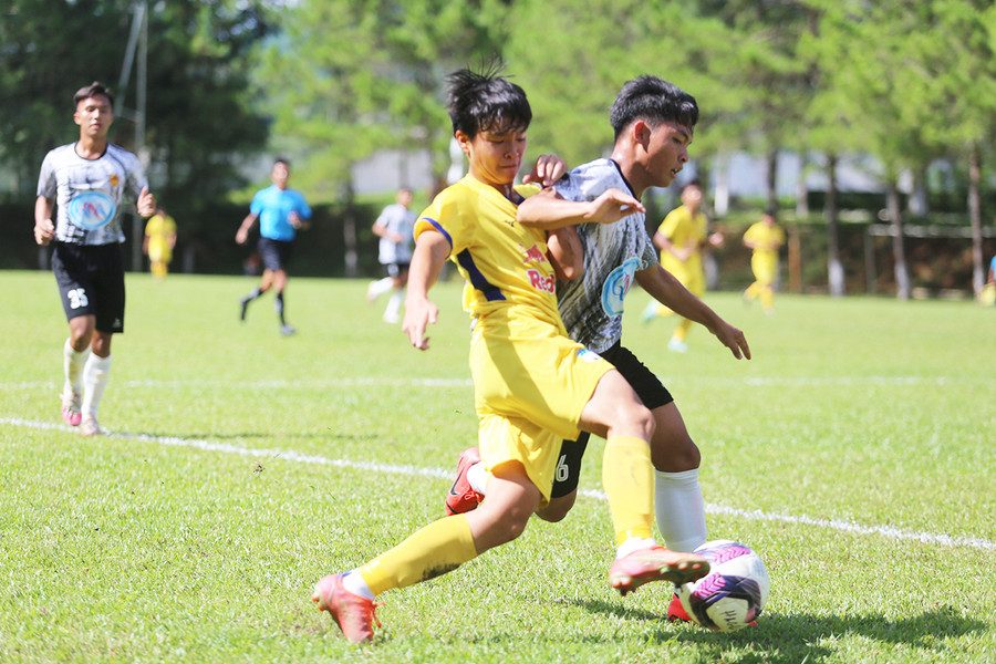  U17 HAGL (trái) đã giữ vững ngôi đầu bảng của mình. Ảnh: Văn Ngọc