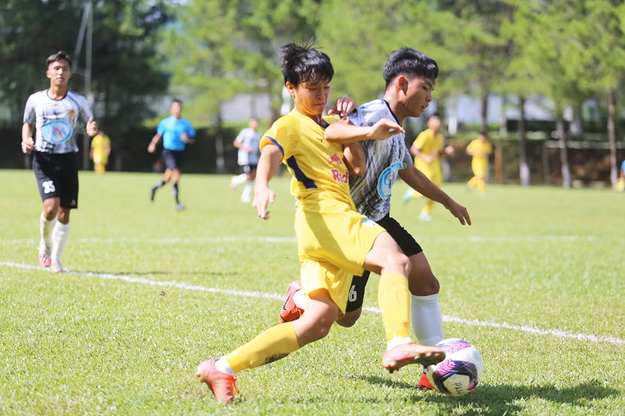  U17 HAGL (trái) đã giữ vững ngôi đầu bảng của mình. Ảnh: Văn Ngọc