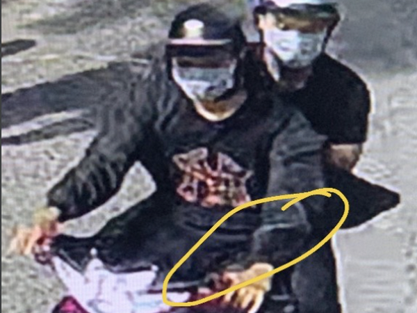 Hình ảnh trích xuất từ camera nhận dạng hai nghi phạm trong vụ cướp giật tài sản của tiệm vàng. (Nguồn: thanhnien.vn) Hình ảnh trích xuất từ camera nhận dạng hai nghi phạm trong vụ cướp giật tài sản của tiệm vàng. (Nguồn: thanhnien.vn)