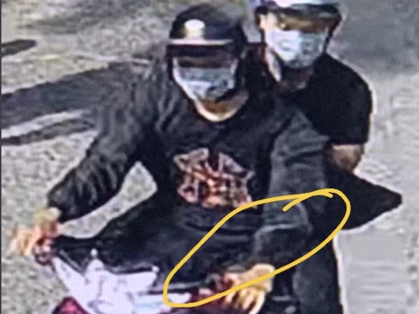  Hình ảnh trích xuất từ camera nhận dạng hai nghi phạm trong vụ cướp giật tài sản của tiệm vàng. (Nguồn: thanhnien.vn)