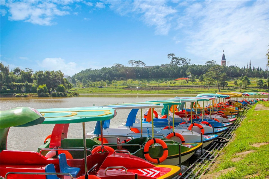 Dịch vụ du lịch bằng xuồng máy trên hồ Xuân Hương chưa được UBND tỉnh Lâm Đồng cấp phép. Ảnh: Bến thuyền Xuân Hương
