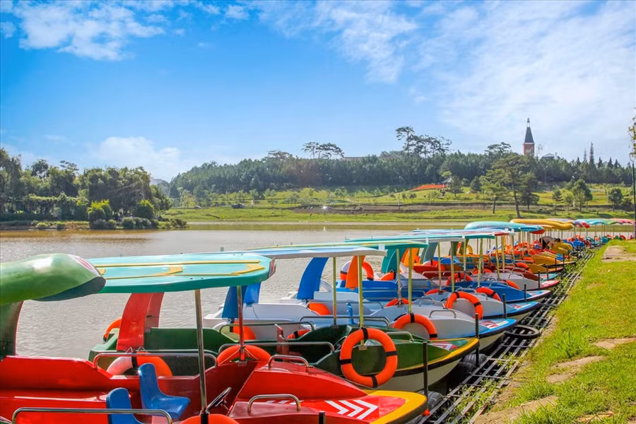 Dịch vụ du lịch bằng xuồng máy trên hồ Xuân Hương chưa được UBND tỉnh Lâm Đồng cấp phép. Ảnh: Bến thuyền Xuân Hương