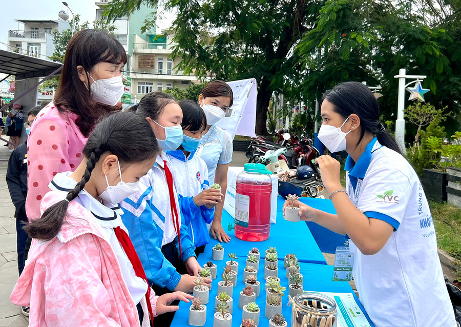  Thành viên nhóm từ thiện Fly To Sky giới thiệu chương trình “Đổi sách lấy cây” với các giáo viên và học sinh. Ảnh: Phan Lài