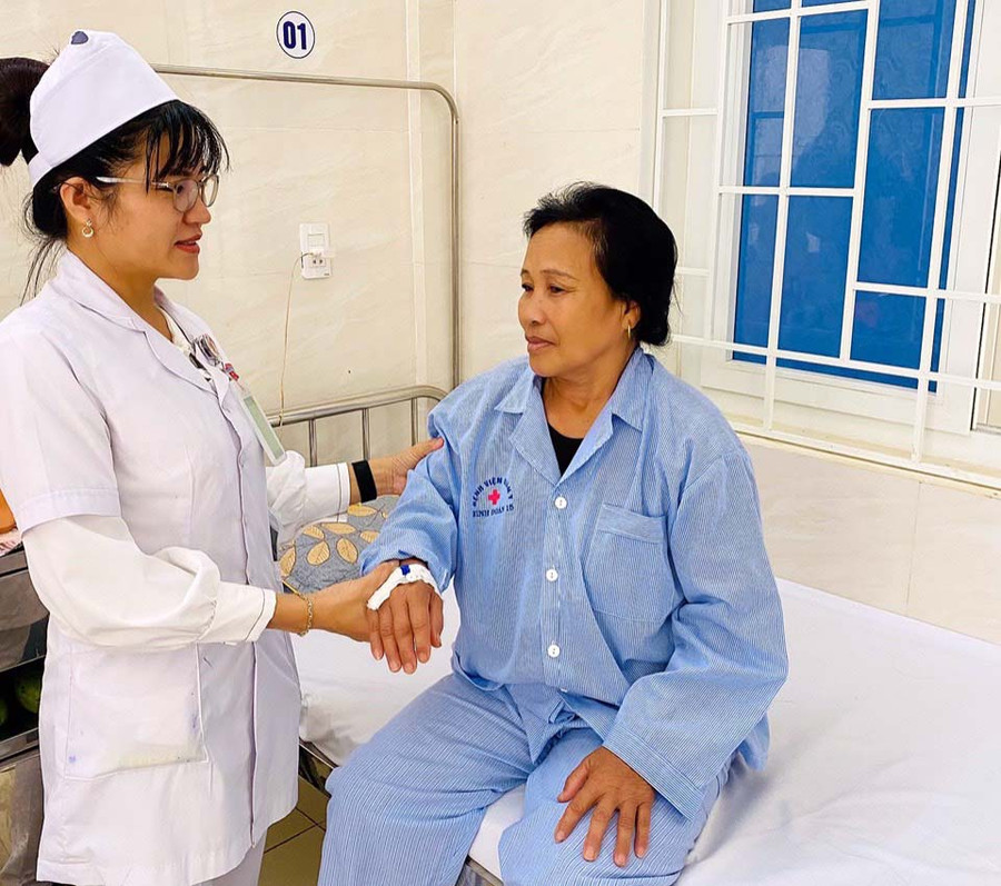 Điều dưỡng viên Lê Thị Thu Giang chăm sóc bệnh nhân. Ảnh: Nhật Hào