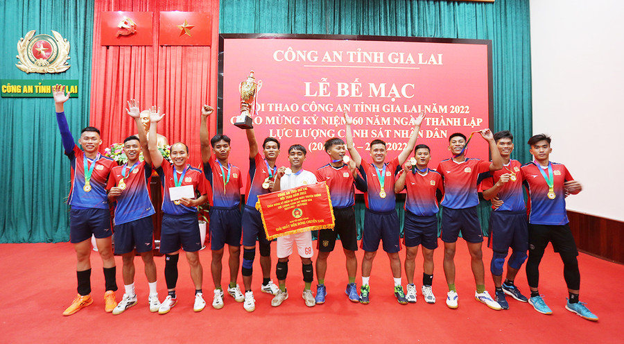  Đội bóng của Phòng Cảnh sát Cơ động đã giành huy chương vàng môn bóng chuyền nam tại Hội thao. Ảnh: Văn Ngọc