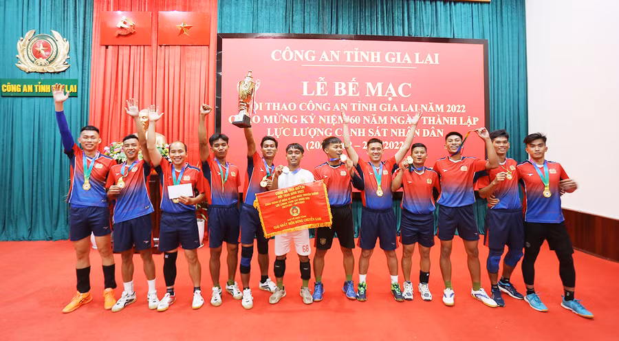  Đội bóng của Phòng Cảnh sát Cơ động đã giành huy chương vàng môn bóng chuyền nam tại Hội thao. Ảnh: Văn Ngọc