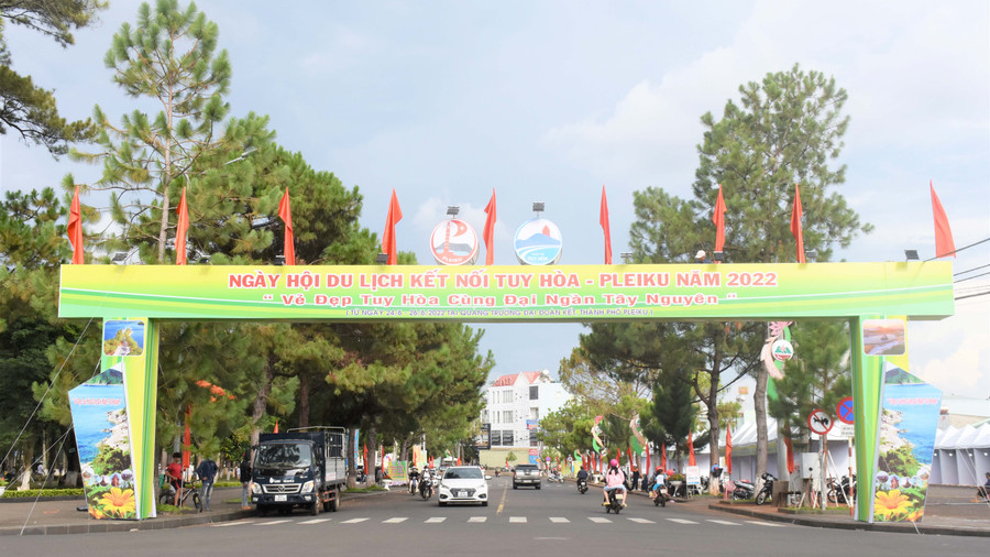 Đường Anh Hùng Núp là nơi tổ chức Ngày hội Du lịch kết nối Tuy Hòa-Pleiku năm 2022 . Ảnh: Trần Dung