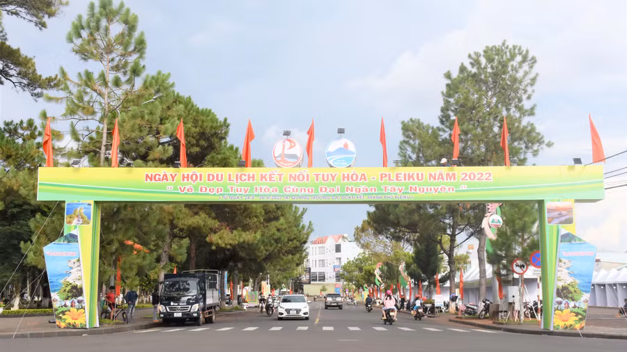 Đường Anh Hùng Núp là nơi tổ chức Ngày hội Du lịch kết nối Tuy Hòa-Pleiku năm 2022 . Ảnh: Trần Dung