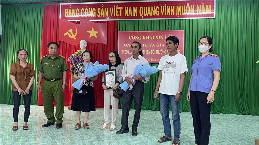 Buổi công khai xin lỗi gia đình ông Võ Tê. Ảnh: LĐO Buổi công khai xin lỗi gia đình ông Võ Tê. Ảnh: LĐO