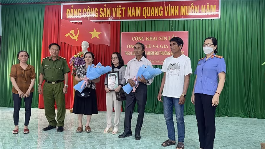 Buổi công khai xin lỗi gia đình ông Võ Tê. Ảnh: LĐO Buổi công khai xin lỗi gia đình ông Võ Tê. Ảnh: LĐO