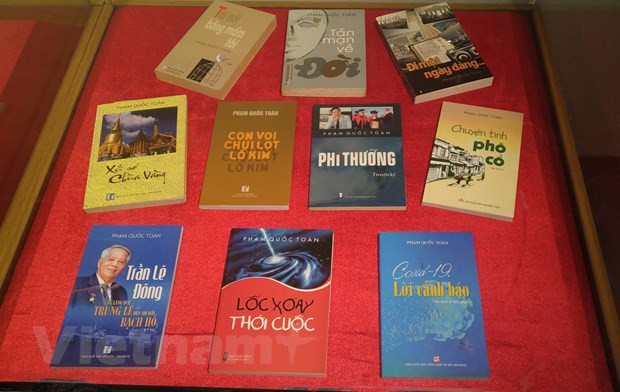 Một số tác phẩm của nhà báo Phạm Quốc Toàn. Ảnh: Minh Thu/Vietnam+