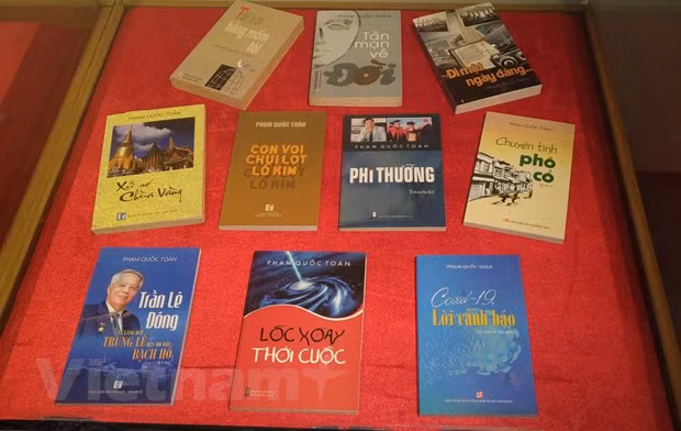 Một số tác phẩm của nhà báo Phạm Quốc Toàn. Ảnh: Minh Thu/Vietnam+