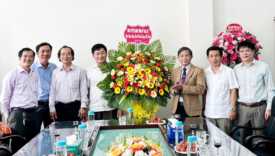 Trưởng ban Tuyên giáo Tỉnh ủy Huỳnh Thế Mạnh (thứ 3 từ phải sang) tặng lẵng hoa chúc mừng tập thể Báo Gia Lai. Ảnh: Phương Vi