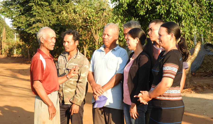 Tuyên truyền xây dựng làng nông thôn mới tại làng Ia Mút xã Hà Bầu. Ảnh: Thanh Nhật a