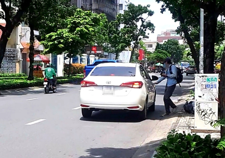 PV Thanh Niên vào vai người lao động, lên ô tô để tài xế chở lên cửa khẩu Mộc Bài qua Campuchia