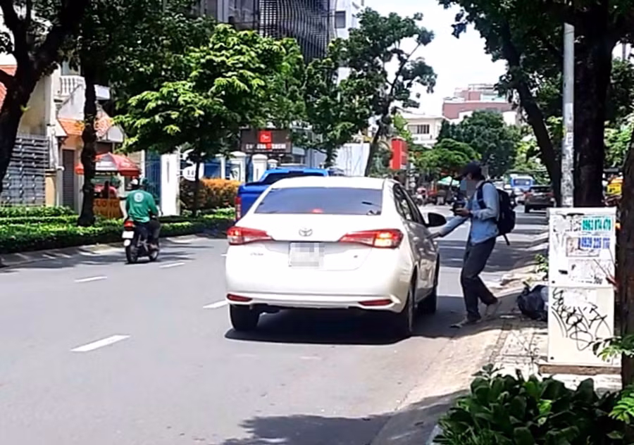 PV Thanh Niên vào vai người lao động, lên ô tô để tài xế chở lên cửa khẩu Mộc Bài qua Campuchia