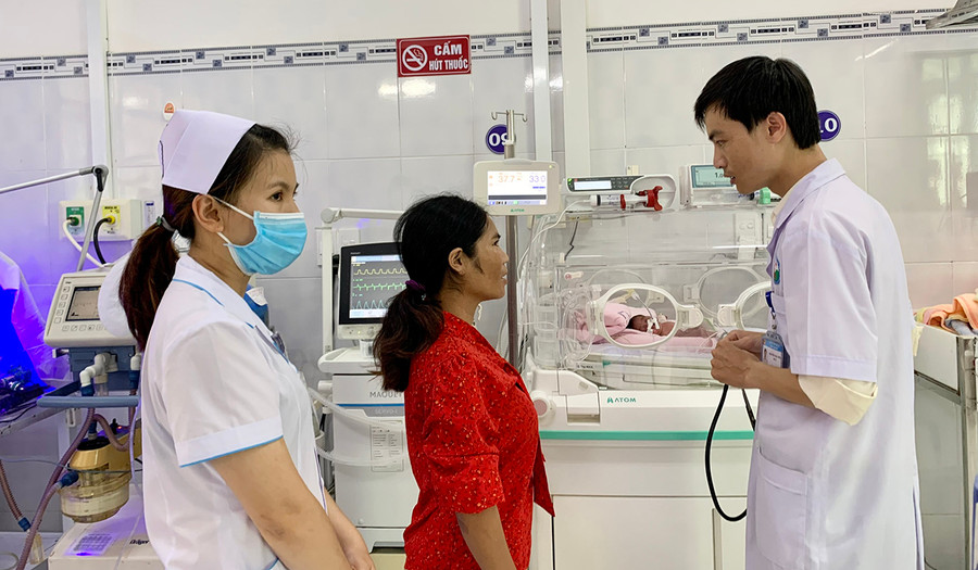 Bác sĩ Điển (ngoài cùng bên phải) đang trao đổi với người thân về tình hình sức khỏe của bé. Ảnh: Như Nguyện Bác sĩ Điển (ngoài cùng bên phải) đang trao đổi với người thân về tình hình sức khỏe của bé. Ảnh: Như Nguyện