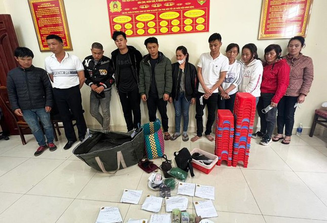 Nhóm đối tượng có mặt tại sòng bạc bị đưa về cơ quan công an. Nhóm đối tượng có mặt tại sòng bạc bị đưa về cơ quan công an