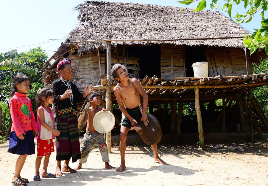 Gia đình ông Hồ Khăm ở bản Cồn Cùng (xã Kim Thủy, H.Lệ Thủy, Quảng Bình) tập kèn, chiêng và các làn điệu dân ca của người Bru - Vân Kiều cho con cháu trong nhà. Ảnh: Hoàng An
