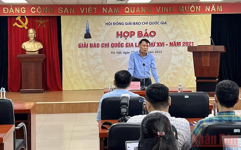  Phó Chủ tịch Thường trực Hội Nhà báo Việt Nam Nguyễn Đức Lợi thông tin tại cuộc họp báo.