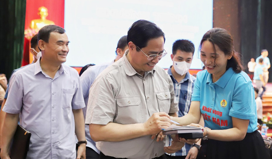 Thủ tướng Chính phủ Phạm Minh Chính trò chuyện cùng công nhân sau khi kết thúc cuộc đối thoại với 4.500 công nhân lao động với chủ đề “Công nhân Việt Nam với khát vọng phát triển đất nước”. Ảnh nguồn LĐO