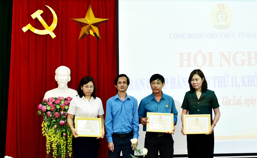 Công đoàn Viên chức tỉnh tặng giấy khen cho 3 Công đoàn cơ sở có thành tích trong thực hiện Chương trình 1 triệu sáng kiến nỗ lực vượt khó, sáng tạo, quyết tâm chiến thắng đại dịch Covid-19. Ảnh: Đinh Yến
