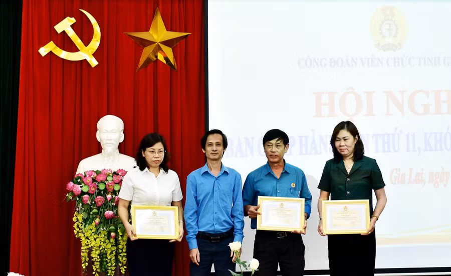 Công đoàn Viên chức tỉnh tặng giấy khen cho 3 Công đoàn cơ sở có thành tích trong thực hiện Chương trình 1 triệu sáng kiến nỗ lực vượt khó, sáng tạo, quyết tâm chiến thắng đại dịch Covid-19. Ảnh: Đinh Yến