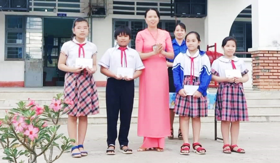 Cô Nguyễn Thị Thanh Liêm trao thưởng cho học sinh. Ảnh: Ksor H'Yuên Cô Nguyễn Thị Thanh Liêm trao thưởng cho học sinh. Ảnh: Ksor H'Yuên