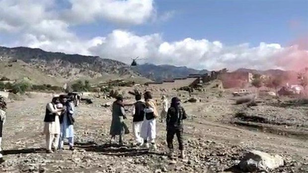 Trực thăng cứu hộ được huy động tới tỉnh Paktika (Afghanistan), sau trận động đất ngày 22/6/2022. (Ảnh: Afghan Government News Agency/TTXVN)