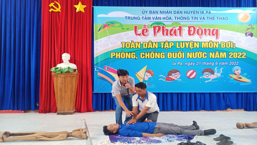 Các em học sinh được hướng dẫn các kỹ năng bơi, sơ cứu người đuối nước. Ảnh: Như Loan