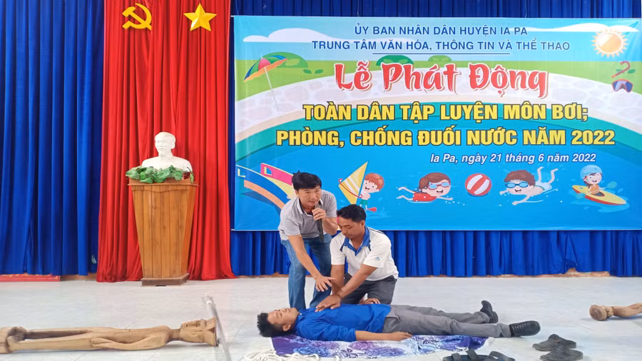 Các em học sinh được hướng dẫn các kỹ năng bơi, sơ cứu người đuối nước. Ảnh: Như Loan