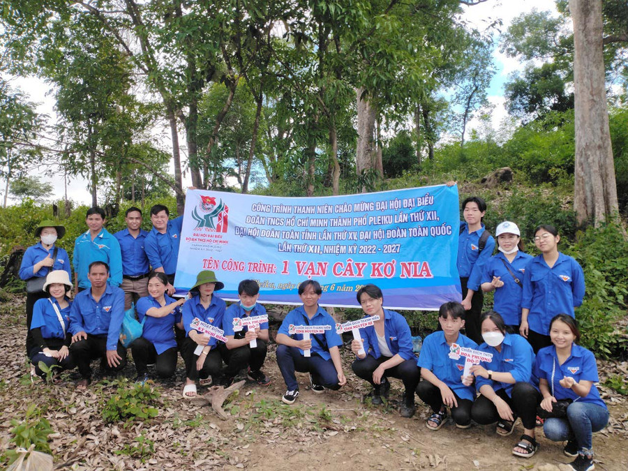 Đoàn viên thanh niên TP. Pleiku thực hiện công trình “1 vạn cây kơ nia” tại xã Gào, TP. Pleiku. Ảnh: Phan Lài