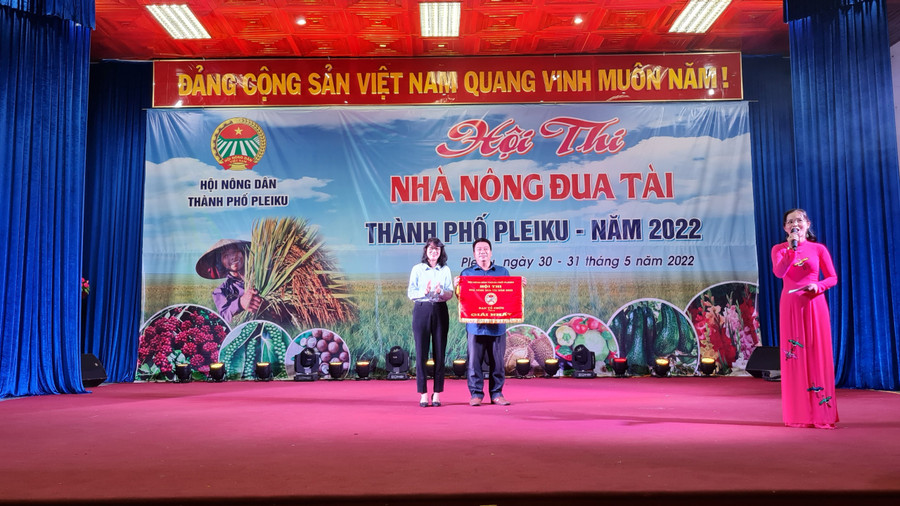 Ban tổ chức trao giải nhất cho phường Hội Thương. Ảnh: Hồng Thương Ban tổ chức trao giải nhất cho phường Hội Thương. Ảnh: Hồng Thương