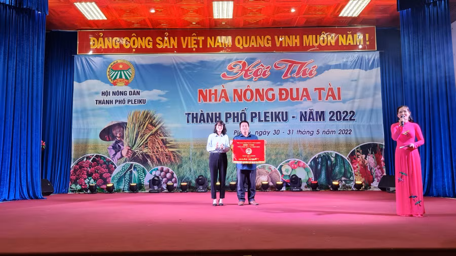 Ban tổ chức trao giải nhất cho phường Hội Thương. Ảnh: Hồng Thương