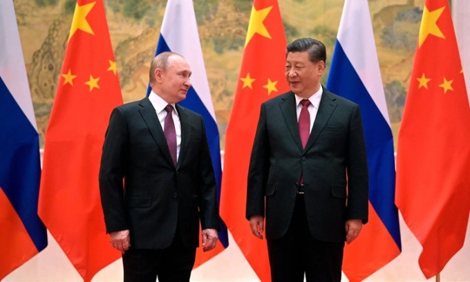 Tổng thống Nga Vladimir Putin (trái) và Chủ tịch Trung Quốc Tập Cận Bình chụp ảnh chung trước khi bước vào hội đàm vào tháng 2. Ảnh: NY Times Tổng thống Nga Vladimir Putin (trái) và Chủ tịch Trung Quốc Tập Cận Bình chụp ảnh chung trước khi bước vào hội đàm vào tháng 2. Ảnh: NY Times