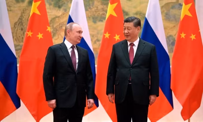 Tổng thống Nga Vladimir Putin (trái) và Chủ tịch Trung Quốc Tập Cận Bình chụp ảnh chung trước khi bước vào hội đàm vào tháng 2. Ảnh: NY Times