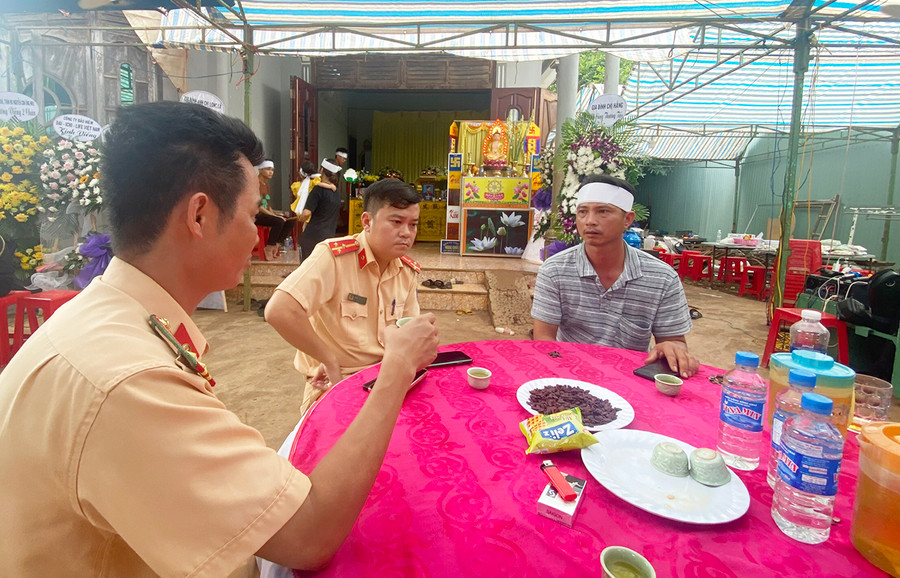 Phòng Cảnh sát Giao thông (Công an tỉnh) tiến hành thăm hỏi và động viên gia đình nạn nhân. Ảnh: Văn Ngọc