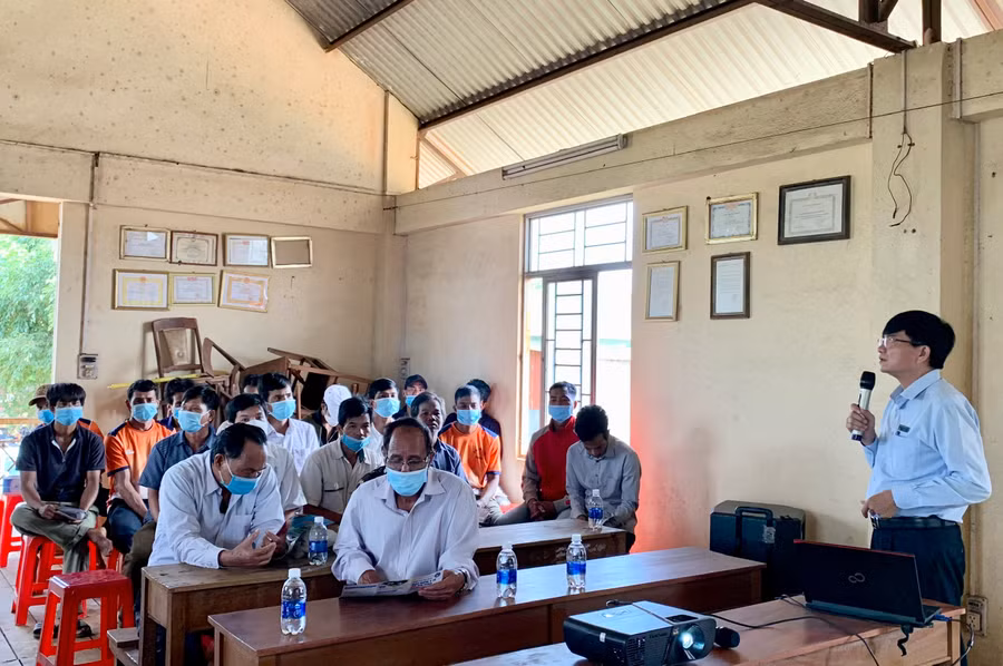 Ông Lê Tiến Mạnh (người đứng)- Trưởng phòng Truyền thông và Phát triển đối tượng (BHXH tỉnh) thông tin về chính sách BHXH tự nguyện và BHYT hộ gia đình đến người dân phường Thắng Lợi, TP. Pleiku. Ảnh: Như Nguyện