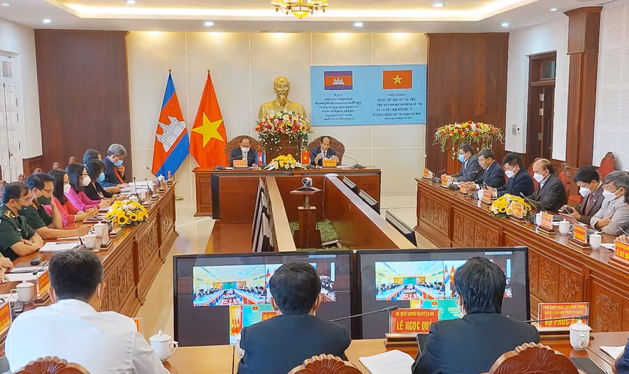 Tỉnh Gia Lai và tỉnh Ratanakiri (Vương quốc Campuchia) tổ chức hội nghị trực tuyến sơ kết chương trình hợp tác năm 2021 và đề ra phương hướng giai đoạn 2022-2025. Ảnh: Vĩnh Hoàng