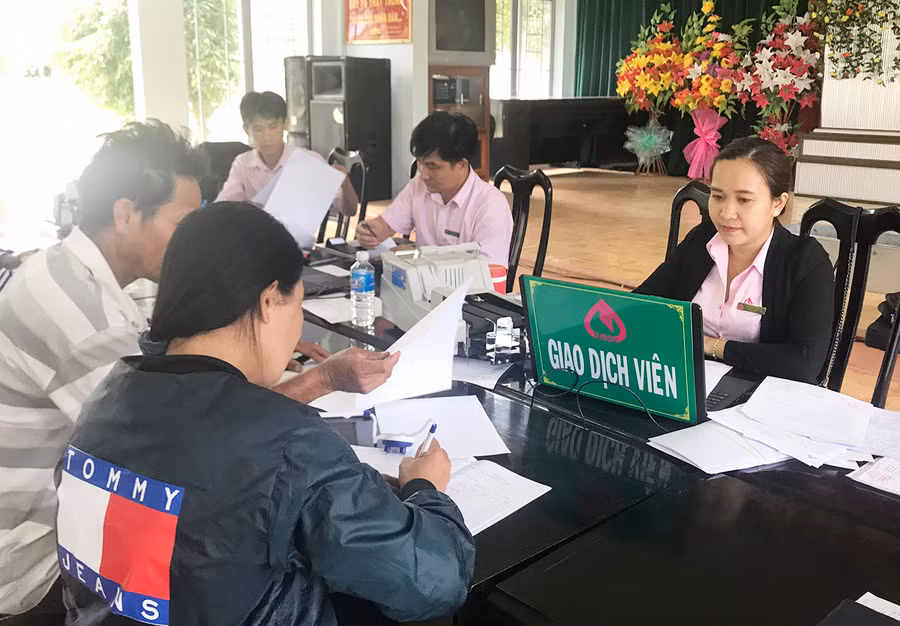  Ngân hàng Chính sách Xã hội tỉnh triển khai nhanh và kịp thời các chính sách tín dụng theo Nghị quyết số 11 của Chính phủ giúp người dân được thụ hưởng. Ảnh: Sơn Ca