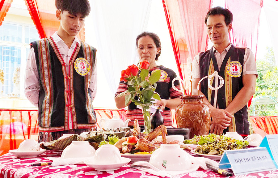 Thuyết trình ý nghĩa mâm cơm trong gia đình Việt. Ảnh: Minh Châu Các gia đình thuyết trình ý nghĩa mâm cơm trong gia đình Việt. Ảnh: Minh Châu