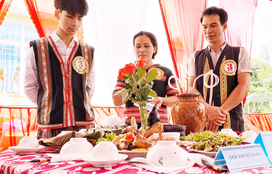 Các gia đình thuyết trình ý nghĩa mâm cơm trong gia đình Việt. Ảnh: Minh Châu