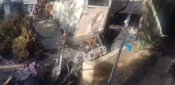 Xe máy bị cháy trơ khung tại hiện trường. Ảnh: TRUNG DŨNG. Xe máy bị cháy trơ khung tại hiện trường. Ảnh: TRUNG DŨNG.