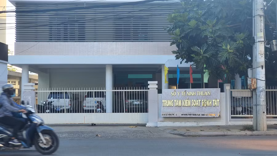 CDC Ninh Thuận và Bệnh viện đa khoa Ninh Thuận đã mượn vật tư, sinh phẩm, kit test của các công ty với tổng giá trị gần 74,4 tỉ đồng. Ảnh: Thiện nhân