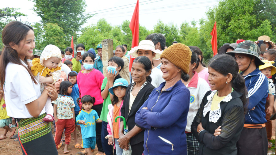 Hoa hậu H’Hen Niê (bìa trái) vui vẻ trò chuyện với người dân làng Kênh, xã Ia Phí, huyện Chư Păh. Ảnh: Hoàng Cư