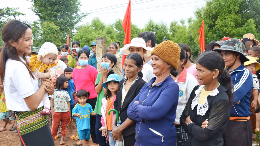 Hoa hậu H’Hen Niê (bìa trái) vui vẻ trò chuyện với người dân làng Kênh, xã Ia Phí, huyện Chư Păh. Ảnh: Hoàng Cư