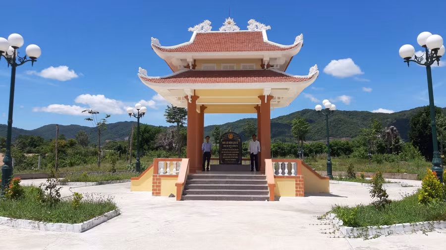 Bia và nhà bia trong khu lưu niệm. Ảnh: Nguyễn Quang Tuệ