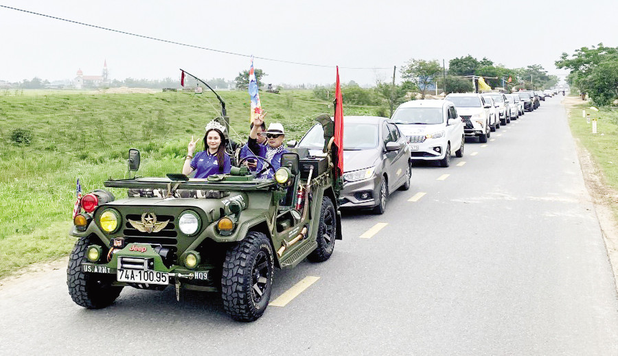 Đoàn 19 ô tô và hơn 90 thành viên tham gia chương trình Caravan “Biển gọi” năm 2022 của tỉnh Quảng Trị hồi cuối tháng 4, khởi động lại các hoạt động du lịch tại địa phương. Ảnh: Thanh Lộc Đoàn 19 ô tô và hơn 90 thành viên tham gia chương trình Caravan “Biển gọi” năm 2022 của tỉnh Quảng Trị hồi cuối tháng 4, khởi động lại các hoạt động du lịch tại địa phương. Ảnh: Thanh Lộc