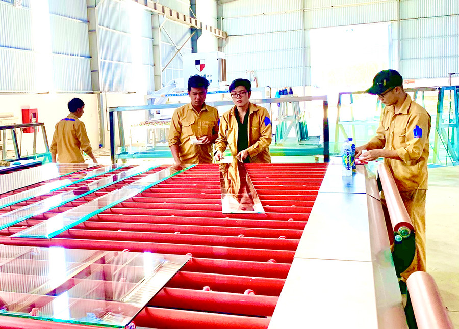 Công nhân làm việc tại Nhà máy sản xuất kính cường lực Phúc Thịnh Hoàng (Khu Công nghiệp Trà Đa, TP. Pleiku). Ảnh: Hà Duy Công nhân làm việc tại Nhà máy sản xuất kính cường lực Phúc Thịnh Hoàng (Khu Công nghiệp Trà Đa, TP. Pleiku). Ảnh: Hà Duy