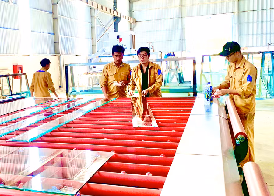  Công nhân làm việc tại Nhà máy sản xuất kính cường lực Phúc Thịnh Hoàng (Khu Công nghiệp Trà Đa, TP. Pleiku). Ảnh: Hà Duy